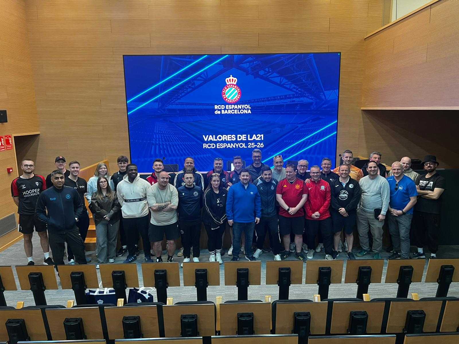 英格兰足总会在西班牙人俱乐部培训交流，以深化青训营（LA21）的理念