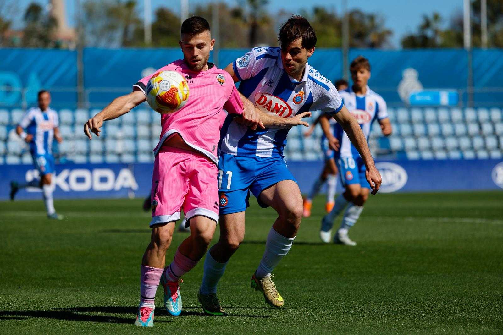 2-4：少打一人落败