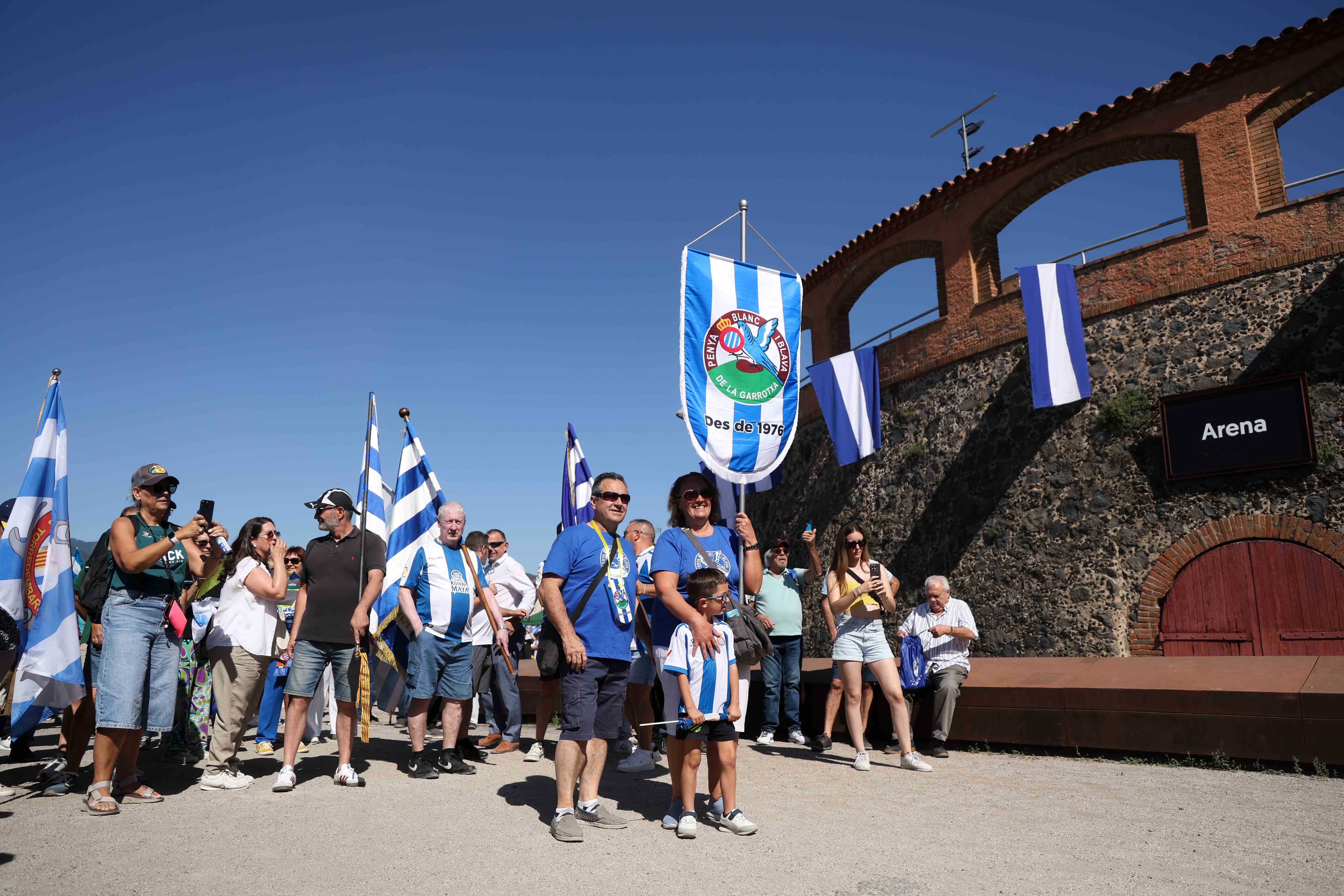 Olot se viste de blanquiazul