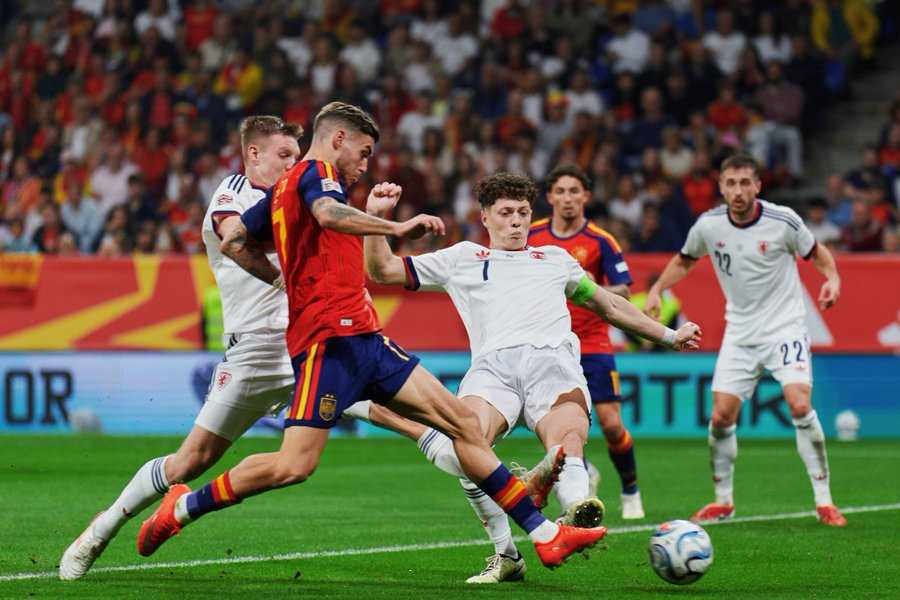 Roberto Fernández debuts for Spain