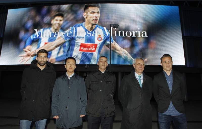 球场外墙安放LED巨幕