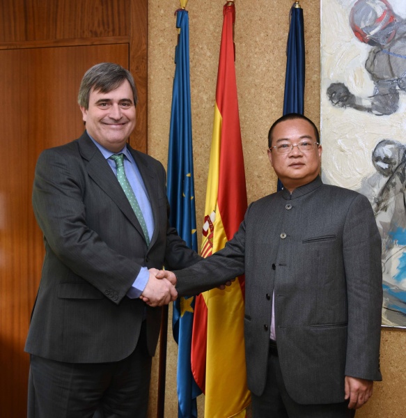 俱乐部主席陈雁升先生同西班牙足协高层会谈